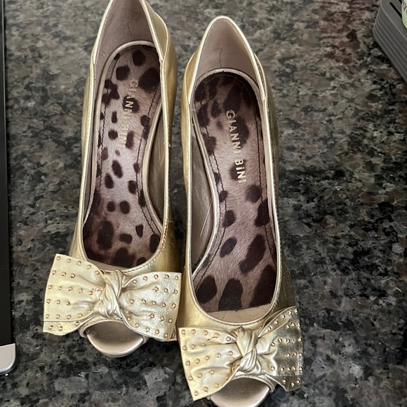 Gianni Bini Gold Heels - Picture 1 of 8